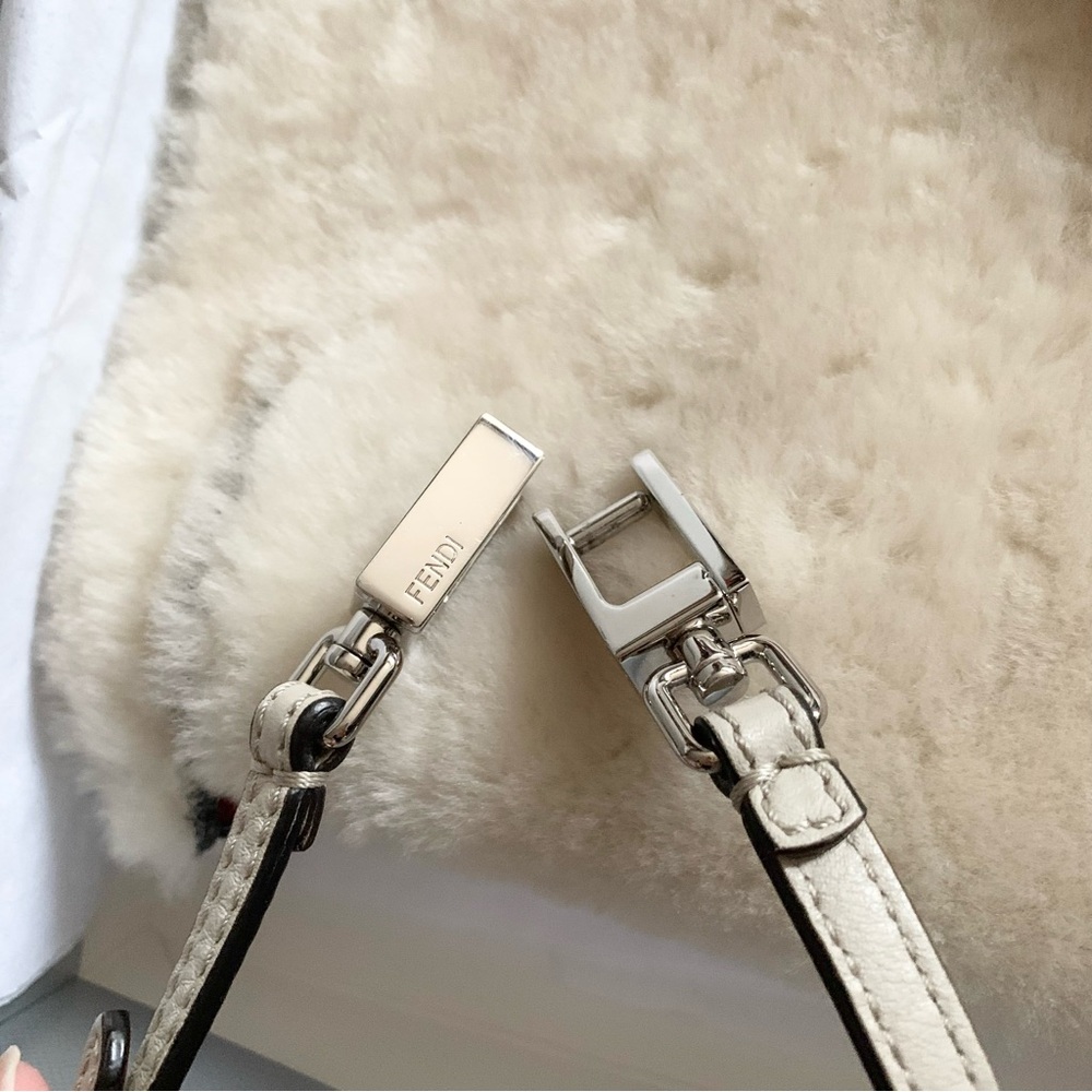Hold Fendi shearling peekaboo bag - Picture 12 of 16